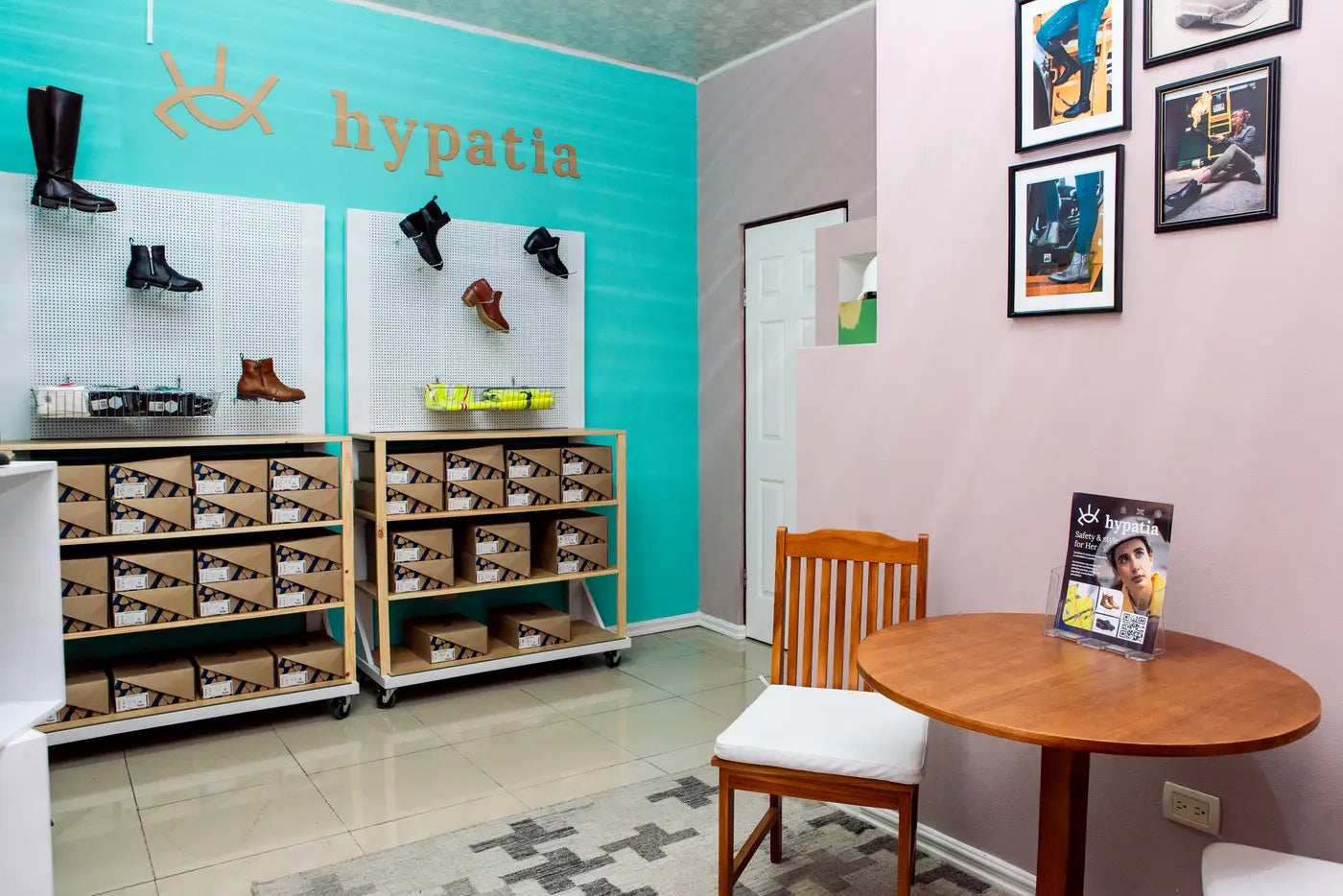 Showroom de Hypatia con calzado de seguridad y chalecos en exhibición