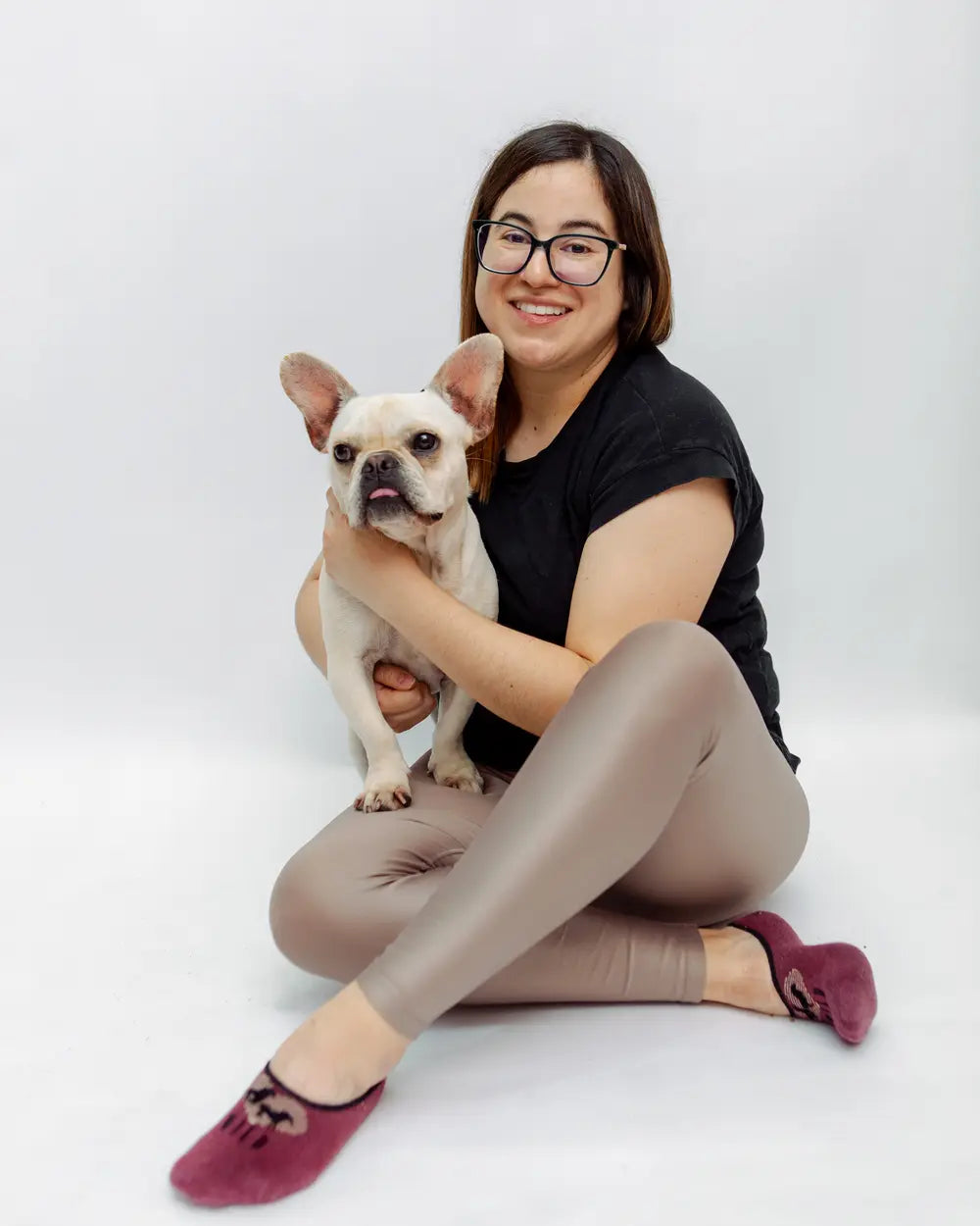 Tania Valerio, fundadora de Hypatia, con Hipólita, la bulldog francés embajadora de la marca